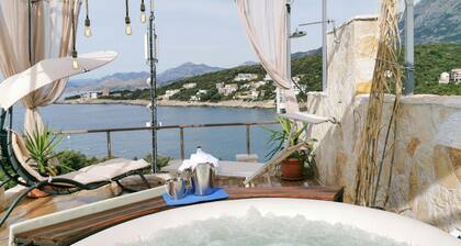 Cozy apartment in Utjeha with house sea view