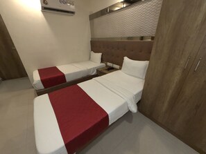 Deluxe Room - Hotel Hometown near Sion (Mumbai)