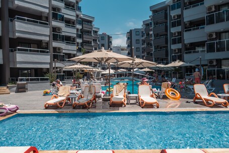Una piscina al aire libre de temporada