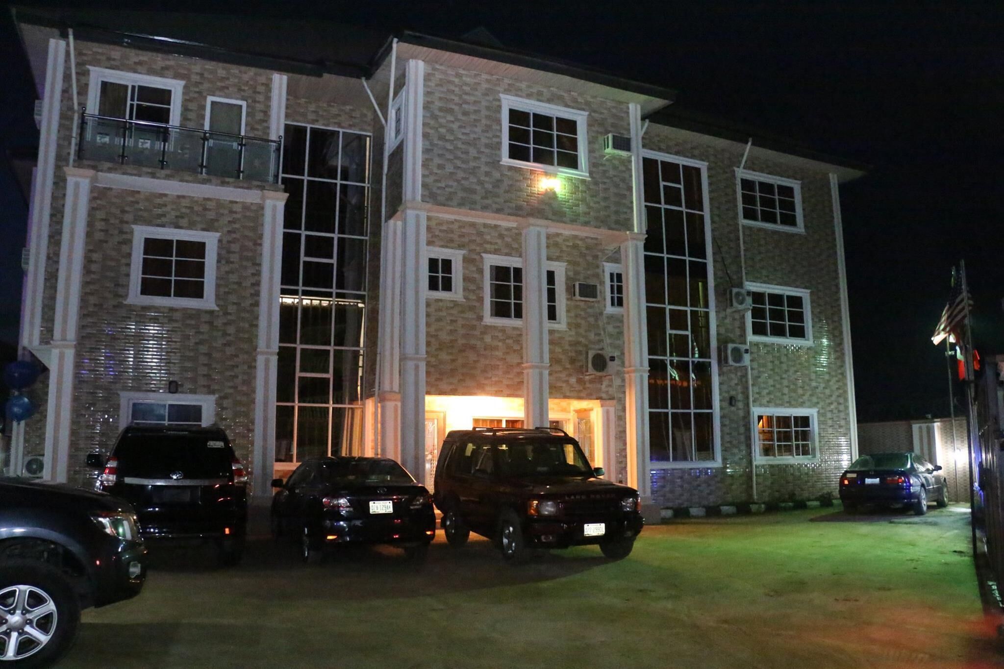 Majoituspaikan julkisivu illalla/yöllä