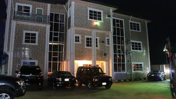 Vista frontal de la propiedad por la tarde o noche