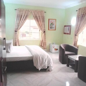 Individually decorated, individually furnished, desk, laptop workspace - Carabana Hotel & Suites (Uyo)