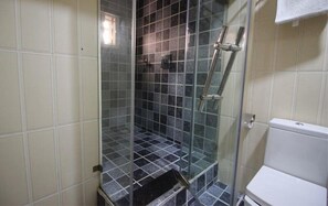 Suihku, ilmaiset hygieniatuotteet, hiustenkuivaaja, tohvelit