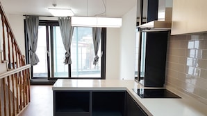 House (107) | Private kitchen | Fridge, microwave, stovetop, electric kettle - Polaris 700 - 107Dong (Pyeongchang)