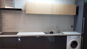 House (107) | Private kitchen | Fridge, microwave, stovetop, electric kettle - Polaris 700 - 107Dong (Pyeongchang)