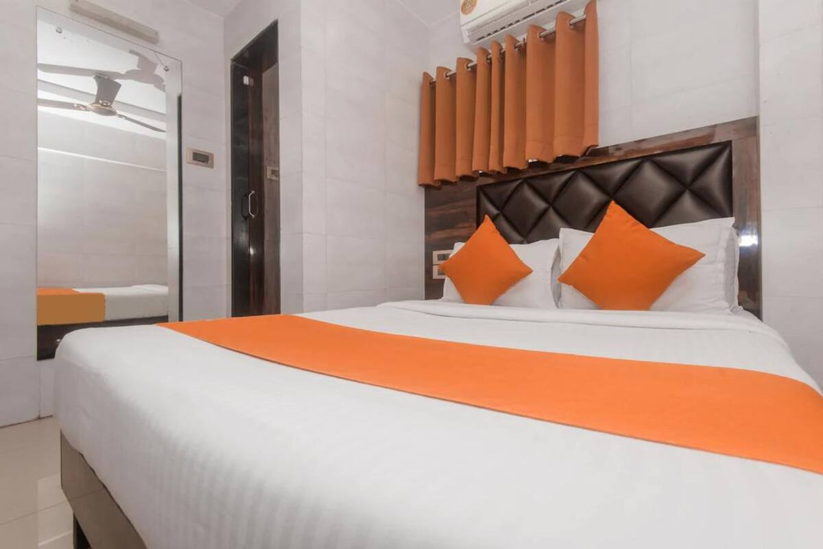 Une chambre d’hôtel comprenant un lit, une salle de bain et un espace douche.