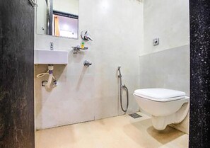 Een douche, gratis toiletartikelen, handdoeken