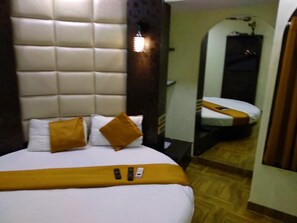 Desk, free WiFi - Hotel Dadar Residency near Tata Hospital (Mumbai)