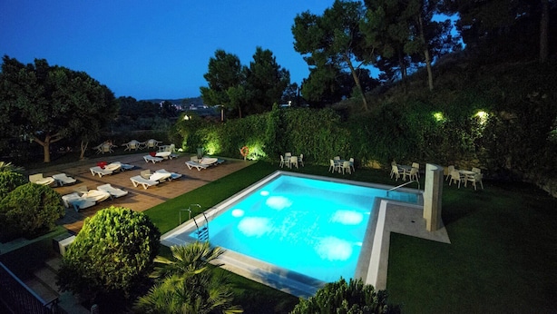 Una piscina al aire libre de temporada