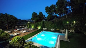 Seasonal outdoor pool