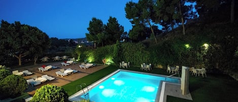 Piscine extérieure en saison