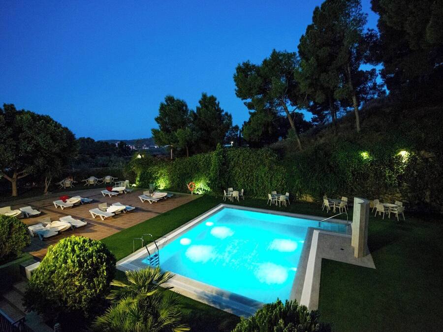 Una piscina al aire libre de temporada
