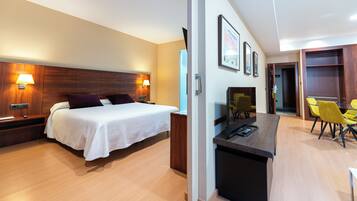 Junior suite | 1 slaapkamer, een kluis op de kamer, een bureau, een laptopwerkplek