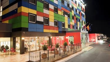 Voorkant accommodatie - avond/nacht