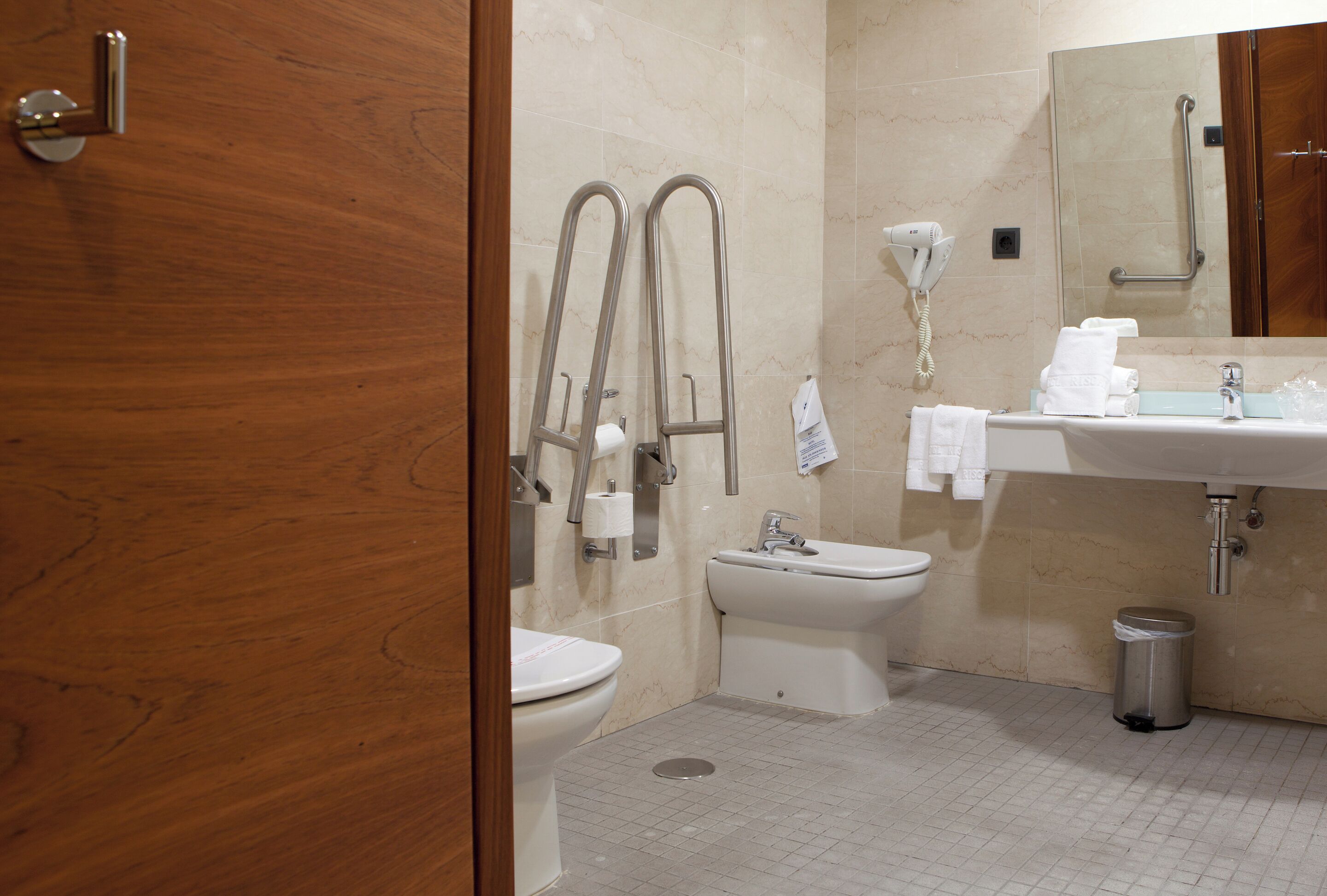 double or twin room | 1 bedroom, in-room safe, desk, laptop workspace