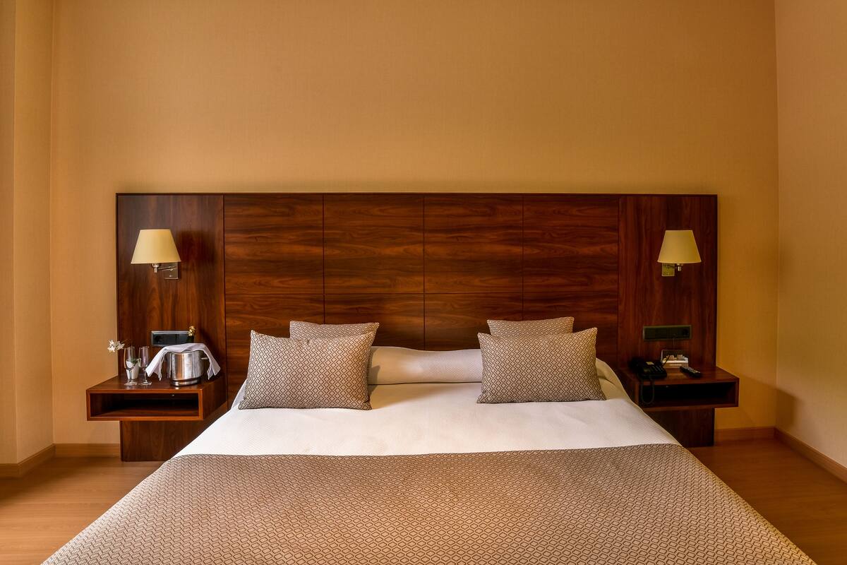 double or twin room | 1 bedroom, in-room safe, desk, laptop workspace