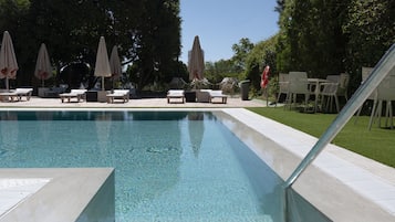 Una piscina al aire libre de temporada