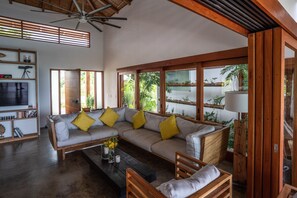 64-cm flat-screen TV with cable channels, TV - Hermosa-Hills Luxury Villas (Cóbano)