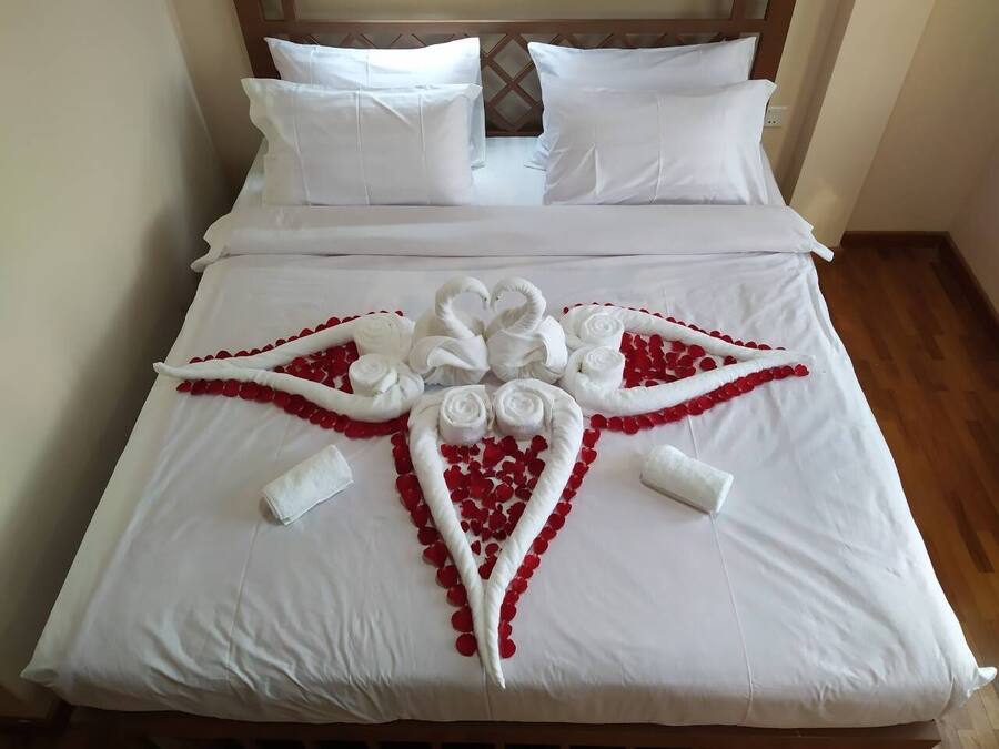Quarto casal superior, 1 cama de casal | Frigobar, escrivaninha, cortinas blackout, Wi-Fi de cortesia