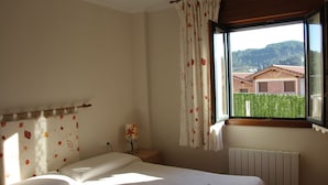 Premium bedding, down comforters, Tempur-Pedic beds, laptop workspace - Pensión Zelaigane (Mendexa)
