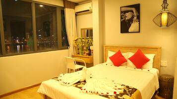 2 bedrooms, desk, WiFi, bed sheets