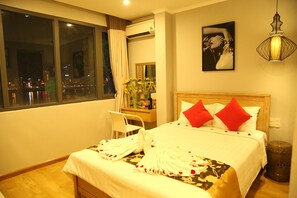 2 bedrooms, desk, WiFi, bed sheets