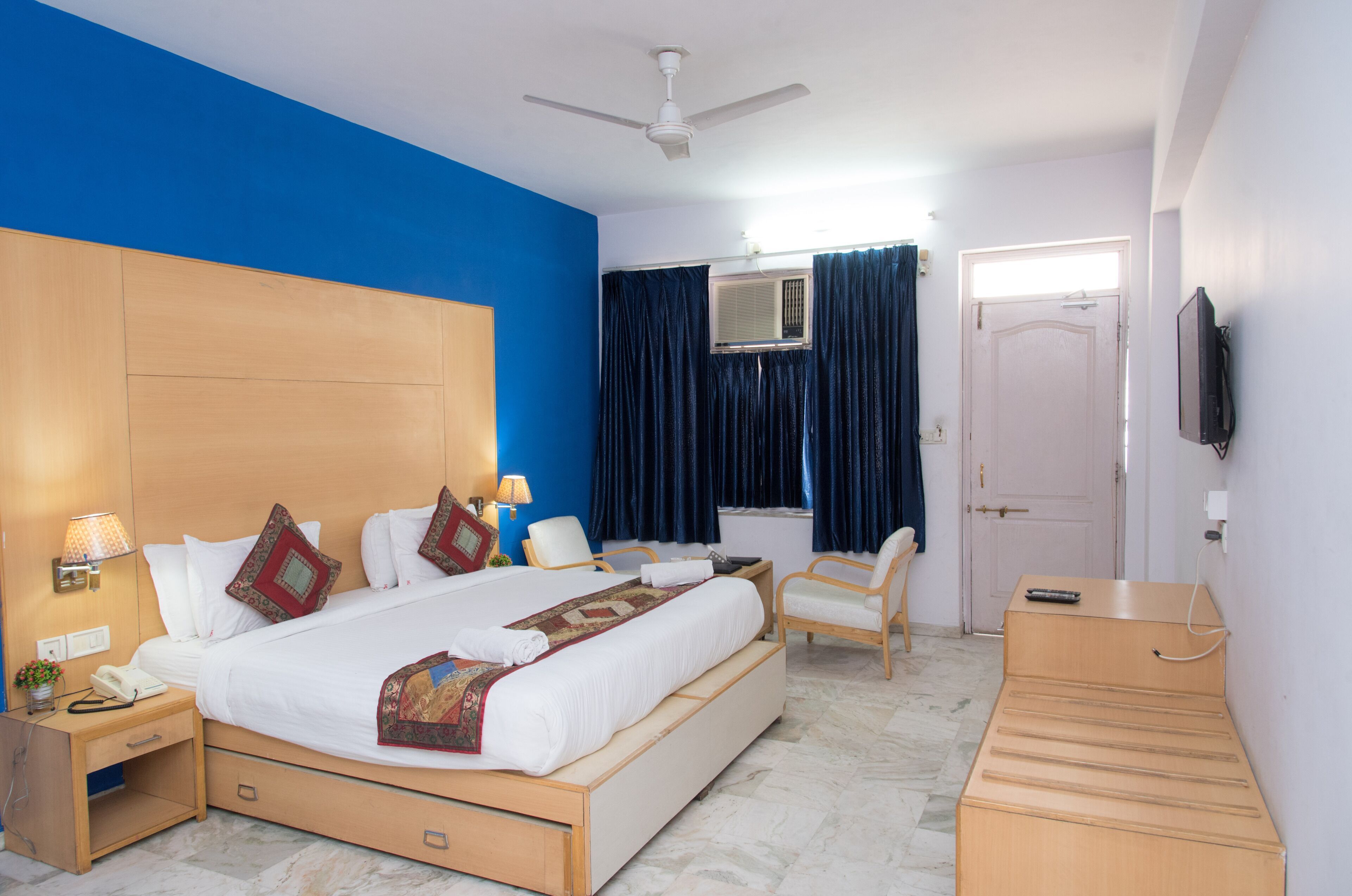 1 bedroom, Egyptian cotton sheets, premium bedding, memory-foam beds