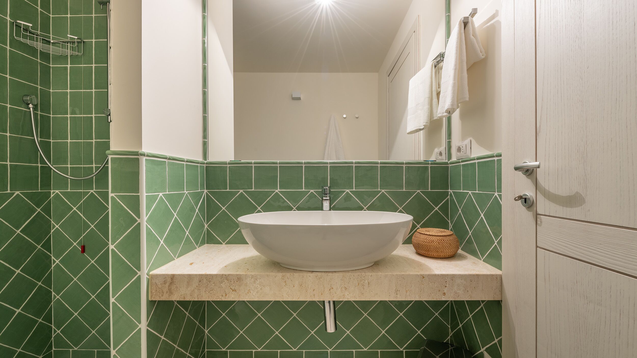 Suihku, hiustenkuivaaja, bidee, pyyhkeet