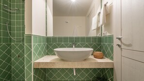 Dusche, Haartrockner, Bidet, Handtücher