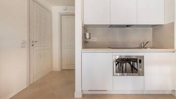 Jääkaappi, mikroaaltouuni, liesi, keittoastiat/astiat/ruokailuvälineet