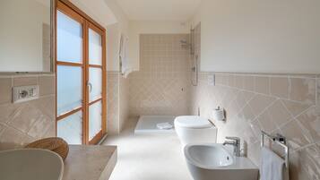 Dusche, Bidet, Handtücher