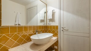 Doccia, asciugacapelli, bidet, asciugamani