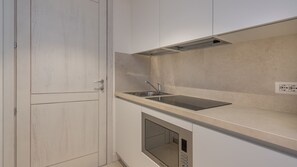 Frigorifero, microonde, piano cottura, pentole/stoviglie/utensili