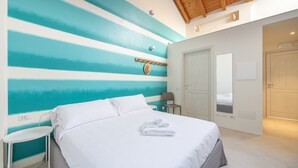 A bedroom with a bed, a chair, and a wardrobe. - CA-H088-FLTI0D1 - Locanda della Meridiana - D (Pula)