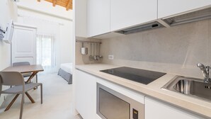A modern kitchen with a large countertop, stainless steel sink, and a built-in oven. - CA-H088-FLTI0D1 - Locanda della Meridiana - D (Pula)