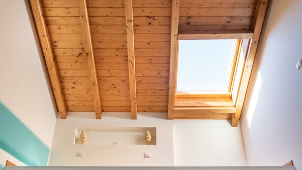 A sloped ceiling with wooden beams and a skylight. - CA-H088-FLTI0D1 - Locanda della Meridiana - D (Pula)