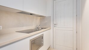 Kühlschrank, Mikrowelle, Herdplatte, Kochgeschirr/Geschirr/Besteck