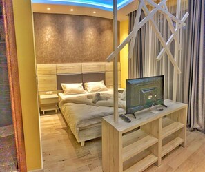 Minibar, in-room safe, desk, laptop workspace - Hotel Pierina (Budva)