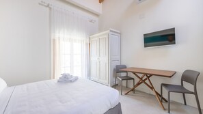 Iron/ironing board, free WiFi, bed sheets