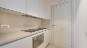 Kühlschrank, Mikrowelle, Herdplatte, Kochgeschirr/Geschirr/Besteck