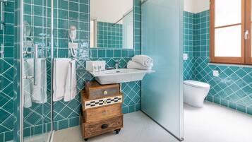 Een douche, een haardroger, een bidet, handdoeken