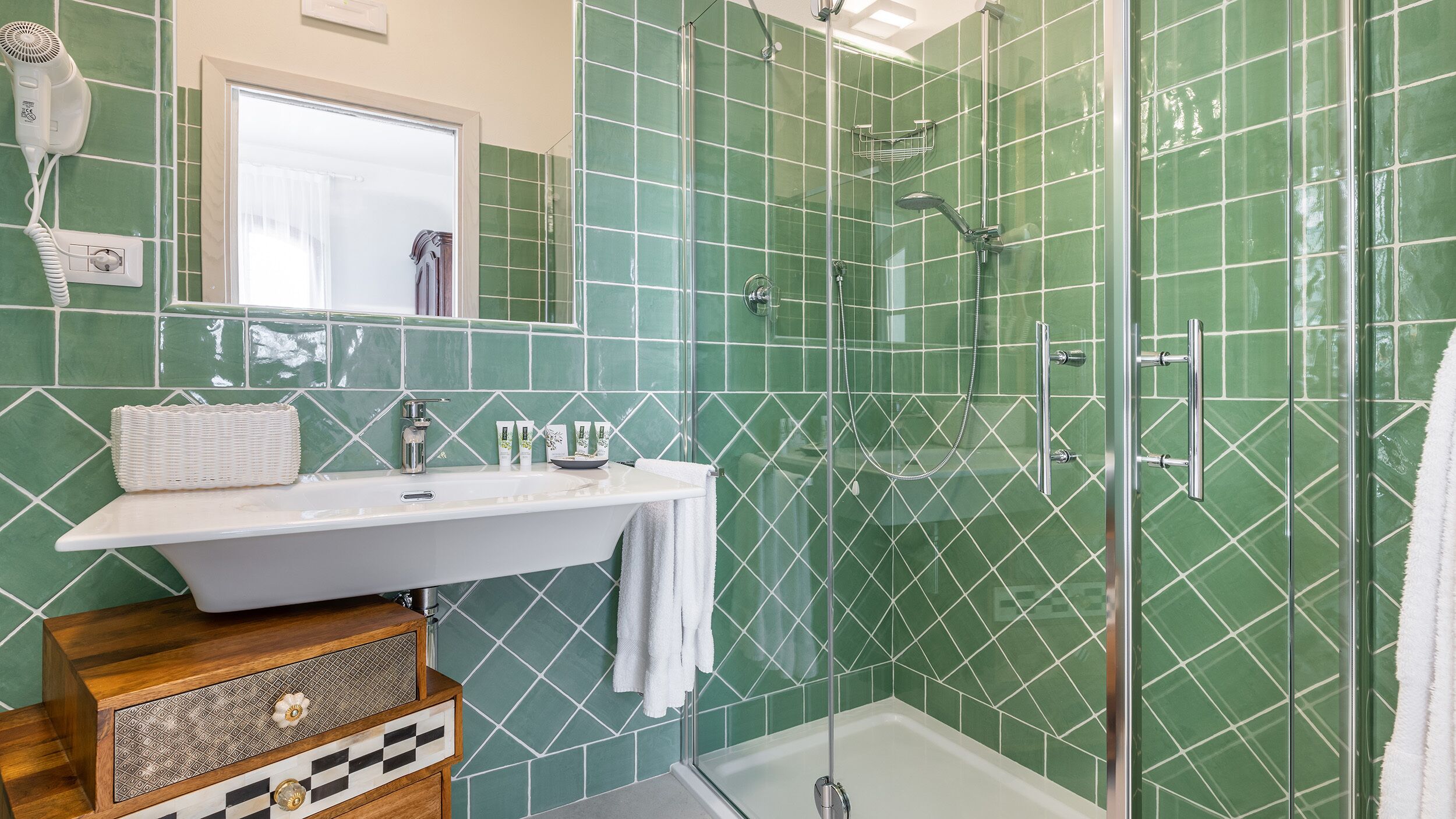 Dusche, Haartrockner, Bidet, Handtücher