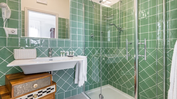 Dusche, Haartrockner, Bidet, Handtücher