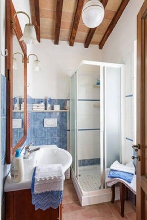Dusche, Haartrockner, Bidet, Handtücher