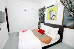 Desk, soundproofing, iron/ironing board, free WiFi - The Wave (George Town)