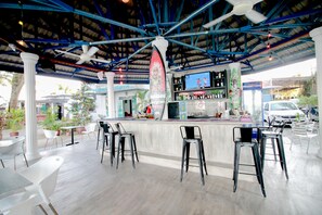 Bar (on property) - The Wave (George Town)