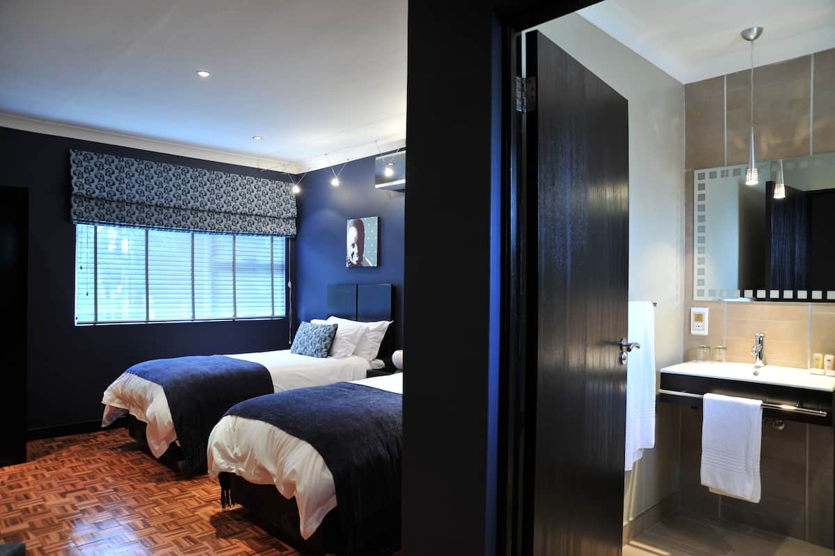 Habitación doble ejecutiva | Minibar, caja de seguridad en la habitación y escritorio
