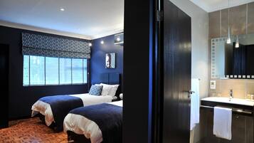 Habitación ejecutiva doble | Minibar, caja fuerte, escritorio y espacio para trabajar con un portátil