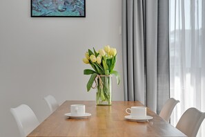 Appartement, non-fumeur, balcon | Repas dans la chambre
