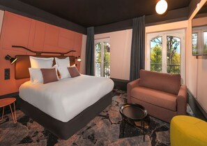 Superior driepersoonskamer | Luxe beddengoed, pillowtop-bedden, een kluis op de kamer, een bureau